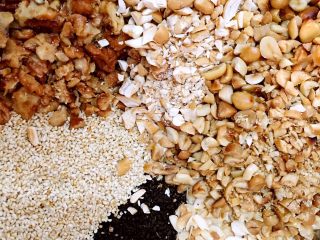 4、五仁低糖月饼➕#中秋食饼记#,将所有果仁全部混合一起。