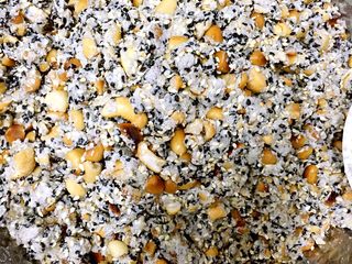 6、五仁低糖月饼➕#中秋食饼记#,将果仁，面粉，糖，玉米油一起搅拌均匀，如果觉得有点干了适量加入凉开水，具体量根据面粉干湿程度加，只要能捏成团就可以。