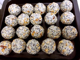 7、五仁低糖月饼➕#中秋食饼记#,我做的是100g的月饼，怕馅料印出来影响外观，所以我用50g外皮，50g馅料。将果仁陷搓成50g的圆球。