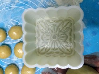 11、五仁低糖月饼➕#中秋食饼记#,月饼模具内撒一点熟糯米粉，容易脱模。