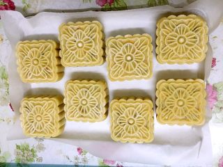 13、五仁低糖月饼➕#中秋食饼记#,月饼摆入烤盘中，刷蛋液，喷洒点水以免考的过程中月饼开裂。