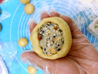 9、五仁低糖月饼➕#中秋食饼记#,放入五仁馅料，用手慢慢往上推，皮将陷完全包裹。