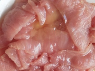 2、砂锅水煮肉片,加入蛋清，盐