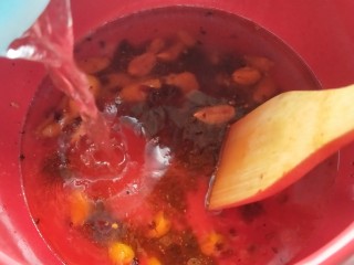 11、砂锅水煮肉片,再加入适量清水烧开