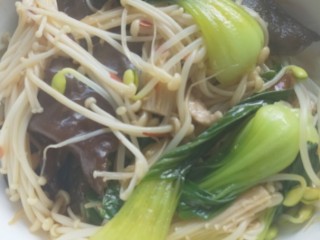 17、砂锅水煮肉片,把煮熟的菜捞出放入碗中