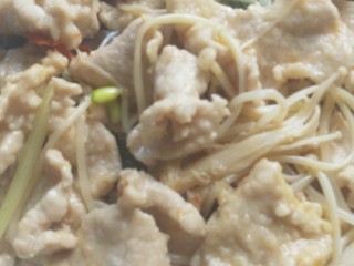 18、砂锅水煮肉片,肉片也全部捞出