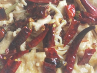 19、砂锅水煮肉片,再把之前的干辣椒，花椒铺在上面