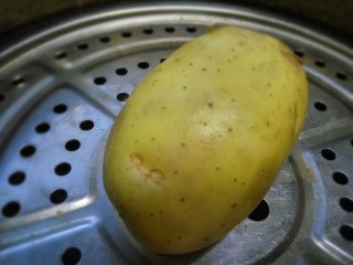 2、法式薯泥配鲜虾香脆面包,土豆带皮放入锅中蒸15分钟后放凉备用。