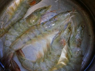 3、法式薯泥配鲜虾香脆面包,青虾放入冷水锅内煮五分钟。