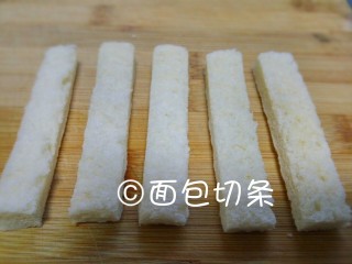 5、法式薯泥配鲜虾香脆面包,面包去边，切成5毫米宽的长条。