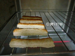 6、法式薯泥配鲜虾香脆面包,放入180℃的烤箱，烘烤5分钟。