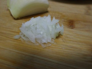 7、法式薯泥配鲜虾香脆面包,洋葱切成2毫米的碎备用。