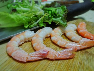 8、法式薯泥配鲜虾香脆面包,青虾去头去壳留尾巴，之后清洗干净备用。