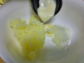 9、法式薯泥配鲜虾香脆面包,土豆蒸熟后放凉，去皮后捣成泥，加入洋葱碎，蛋黄酱和食盐。