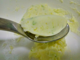 11、法式薯泥配鲜虾香脆面包,混合后用勺子制作一个橄榄型备用。
