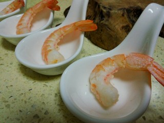 12、法式薯泥配鲜虾香脆面包,留尾的青虾放入成器中。