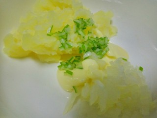 10、法式薯泥配鲜虾香脆面包,切入青葱混合均匀备用。