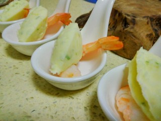 13、法式薯泥配鲜虾香脆面包,放上橄榄型的土豆泥。