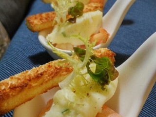 14、法式薯泥配鲜虾香脆面包,最后放上烤好的面包和苦苣装饰即可。