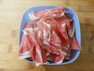 3、原汁原味羊肉卷菠菜汤,羊肉卷备好。