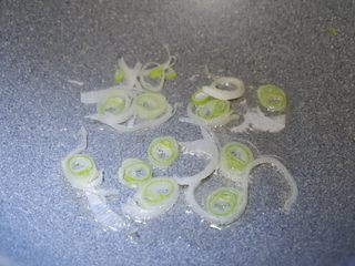 6、原汁原味羊肉卷菠菜汤,下入葱花炒香。