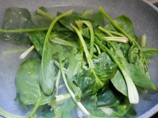 10、原汁原味羊肉卷菠菜汤,然后放入菠菜。