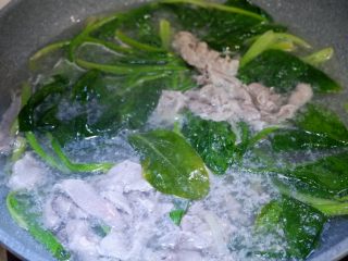 13、原汁原味羊肉卷菠菜汤,将肉和菠菜煮熟即可。