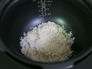 5、排骨土豆焖饭,将泡好的米倒入锅内。