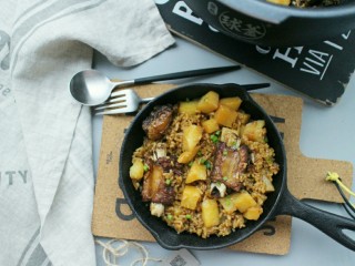 8、排骨土豆焖饭,然后就可以出锅开吃咯！！