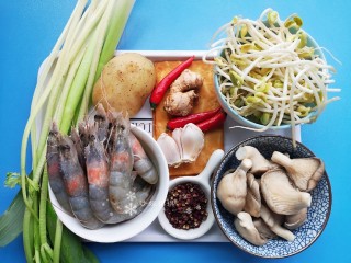 1、麻辣干锅虾,准备食材。