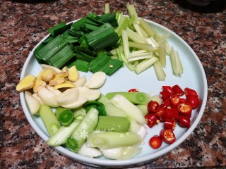 4、麻辣干锅虾,将生姜、大蒜切片，蒜苗、芹菜和小米辣切段。