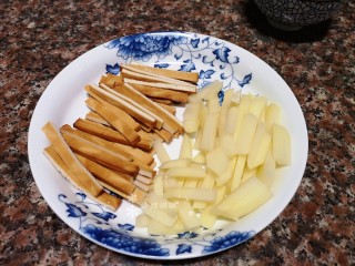 5、麻辣干锅虾,将豆腐干切成条，土豆切细条。
