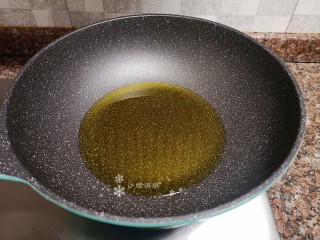 6、麻辣干锅虾,热锅倒油烧至八成热。