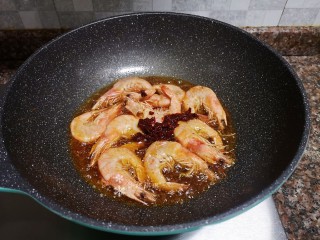 8、麻辣干锅虾,放入一勺豆瓣酱翻炒出香味。