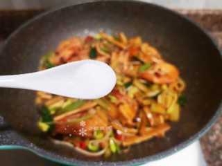 13、麻辣干锅虾,放入适量盐翻炒片刻。