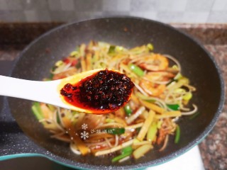15、麻辣干锅虾,放入一勺老干妈油辣椒翻炒片刻即可出锅！