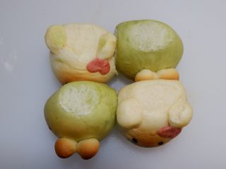 1、小熊排包三明治,先将小餐包准备好。