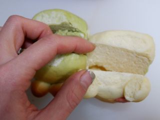 2、小熊排包三明治,从上方切开。