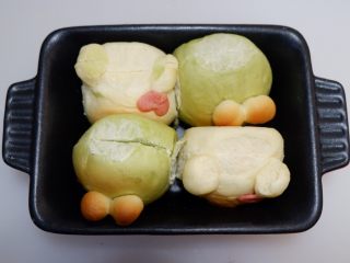 3、小熊排包三明治,找一个大小合适的容器将切好的小餐包放进去