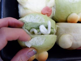 4、小熊排包三明治,挤上适量你喜欢的酱料。