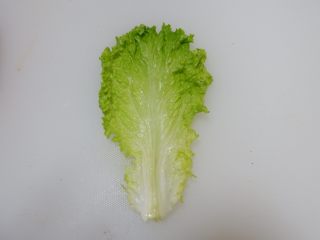 5、小熊排包三明治,生菜洗净。