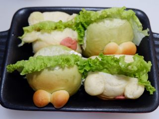 7、小熊排包三明治,依次塞进餐包里