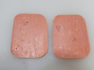 8、小熊排包三明治,在取2片火腿。