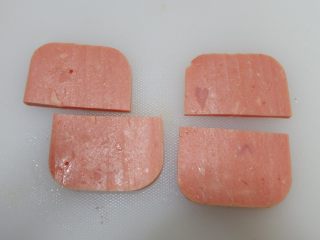 9、小熊排包三明治,对半切开。