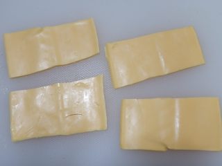 11、小熊排包三明治,同样对半切开。