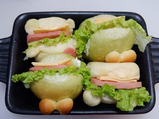 12、小熊排包三明治,依次塞进去。还可以加入其他你喜欢的夹馅。这个是很随意的。