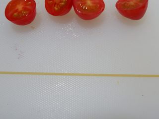 15、小熊排包三明治,取一根意大利面。