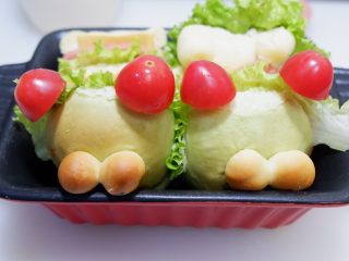 17、小熊排包三明治,截断成合适的大小。插在前面两个面包的顶部。