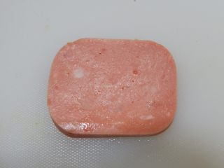 18、小熊排包三明治,在取一片火腿。