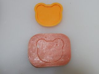 19、小熊排包三明治,压出形状。就用你手头有的模具就可以啦,不用非要压小熊。爱心啦,花朵啦都是可以的。
